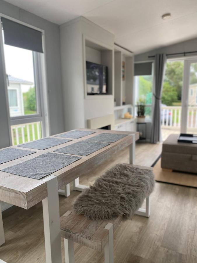 Kingfisher Quay Lodge Клактон-он-Си Экстерьер фото