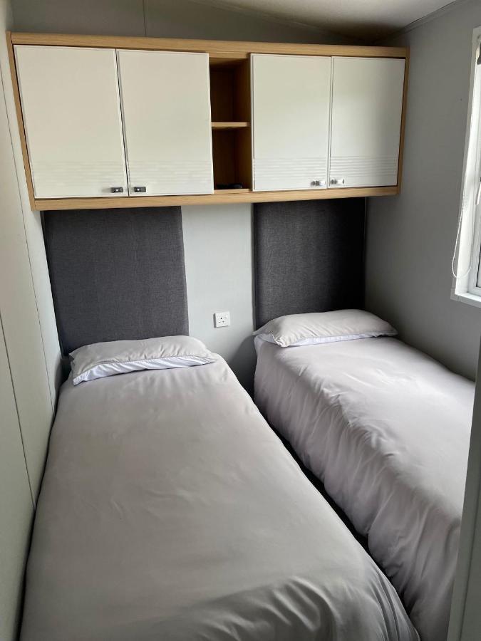 Kingfisher Quay Lodge Клактон-он-Си Экстерьер фото