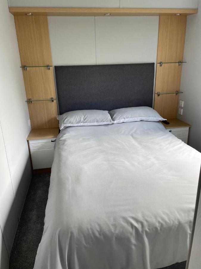 Kingfisher Quay Lodge Клактон-он-Си Экстерьер фото