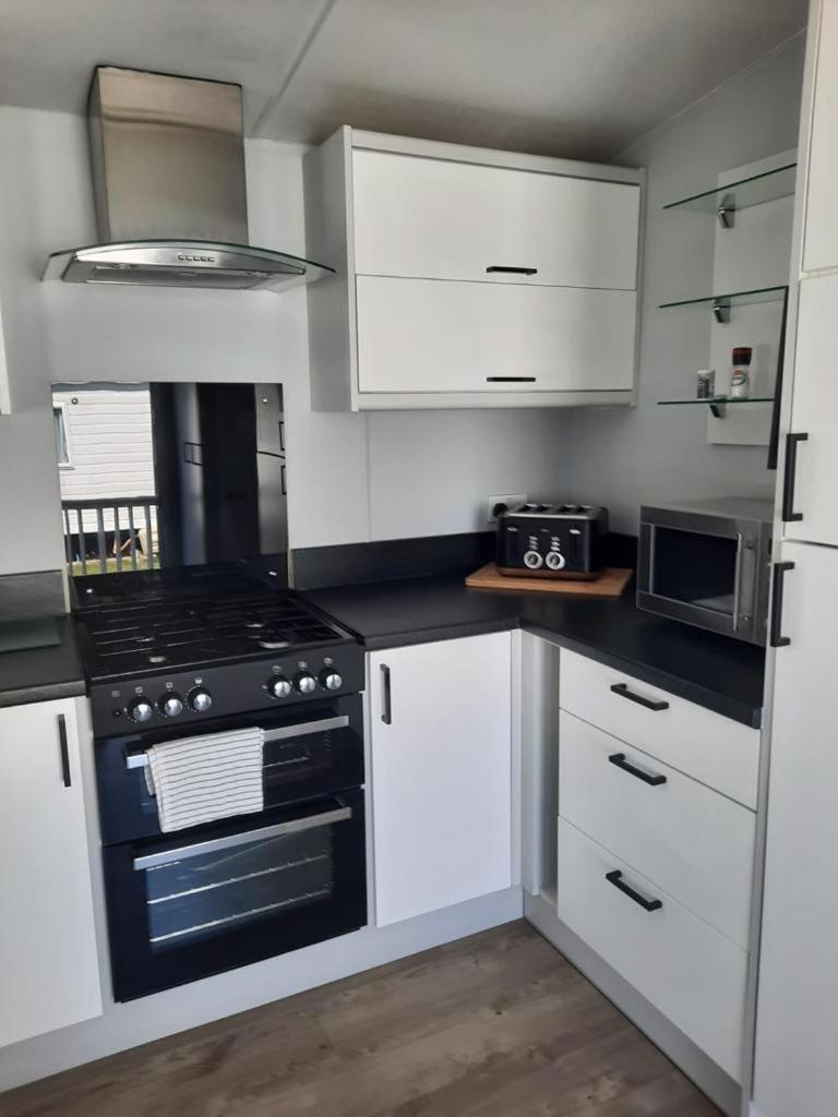 Kingfisher Quay Lodge Клактон-он-Си Экстерьер фото