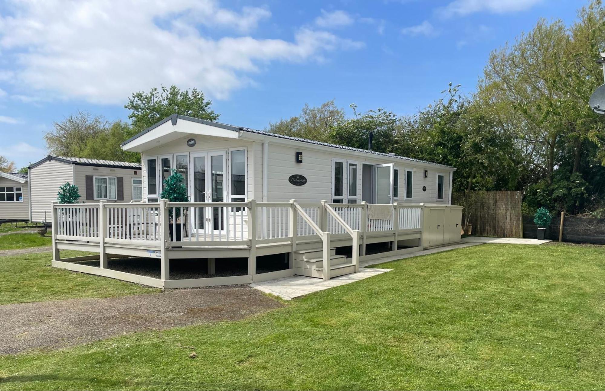 Kingfisher Quay Lodge Клактон-он-Си Экстерьер фото